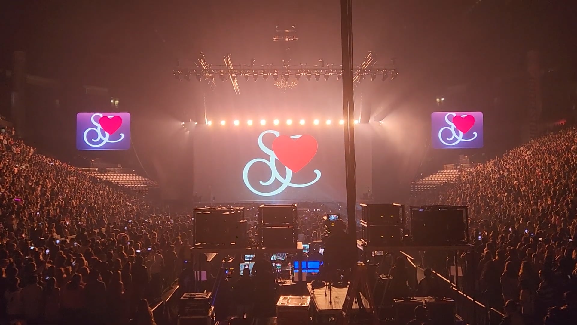 Sabrina Carpenter – Bridgestone Arena, Nashville, TN (November 2025) (2)
