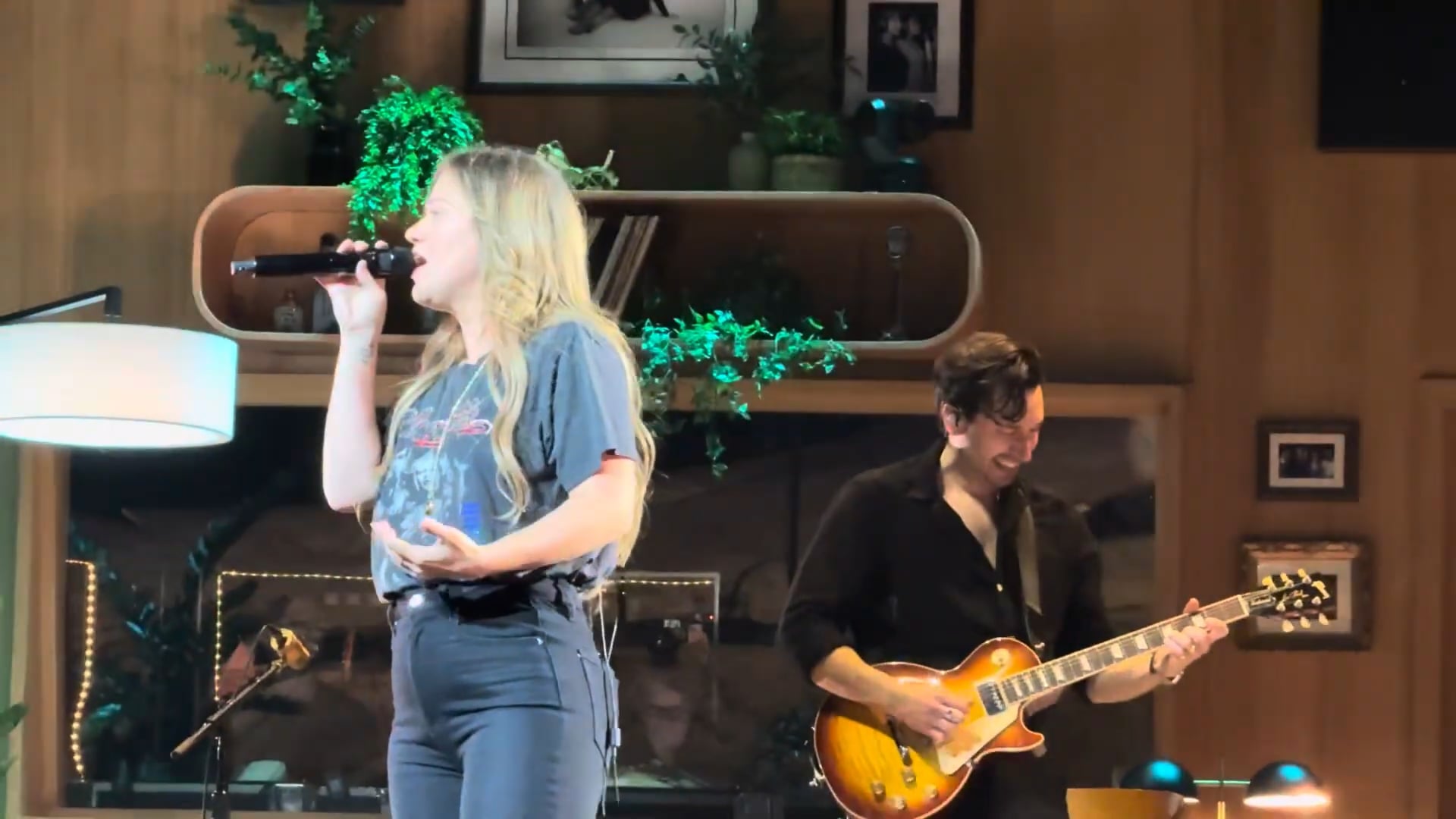 Kelly Clarkson Vegas 2025 (19)
