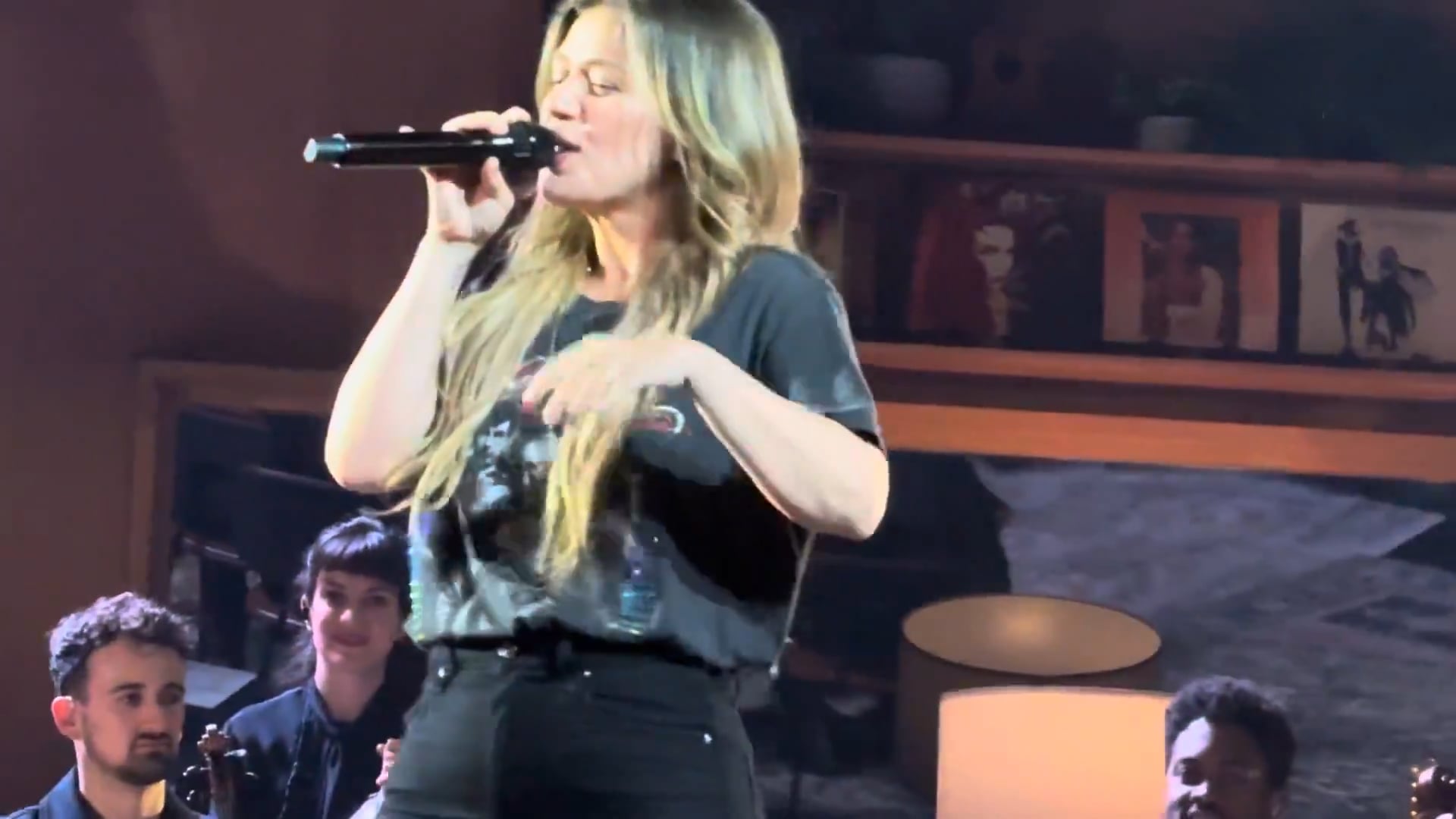 Kelly Clarkson Vegas 2025 (5)
