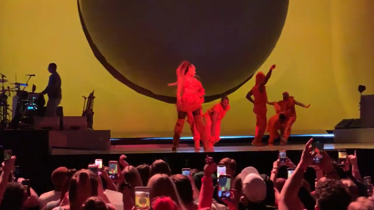 Ariana Grande – Nassau Veterans Memorial Coliseum, November 9th, 2019 (6)
