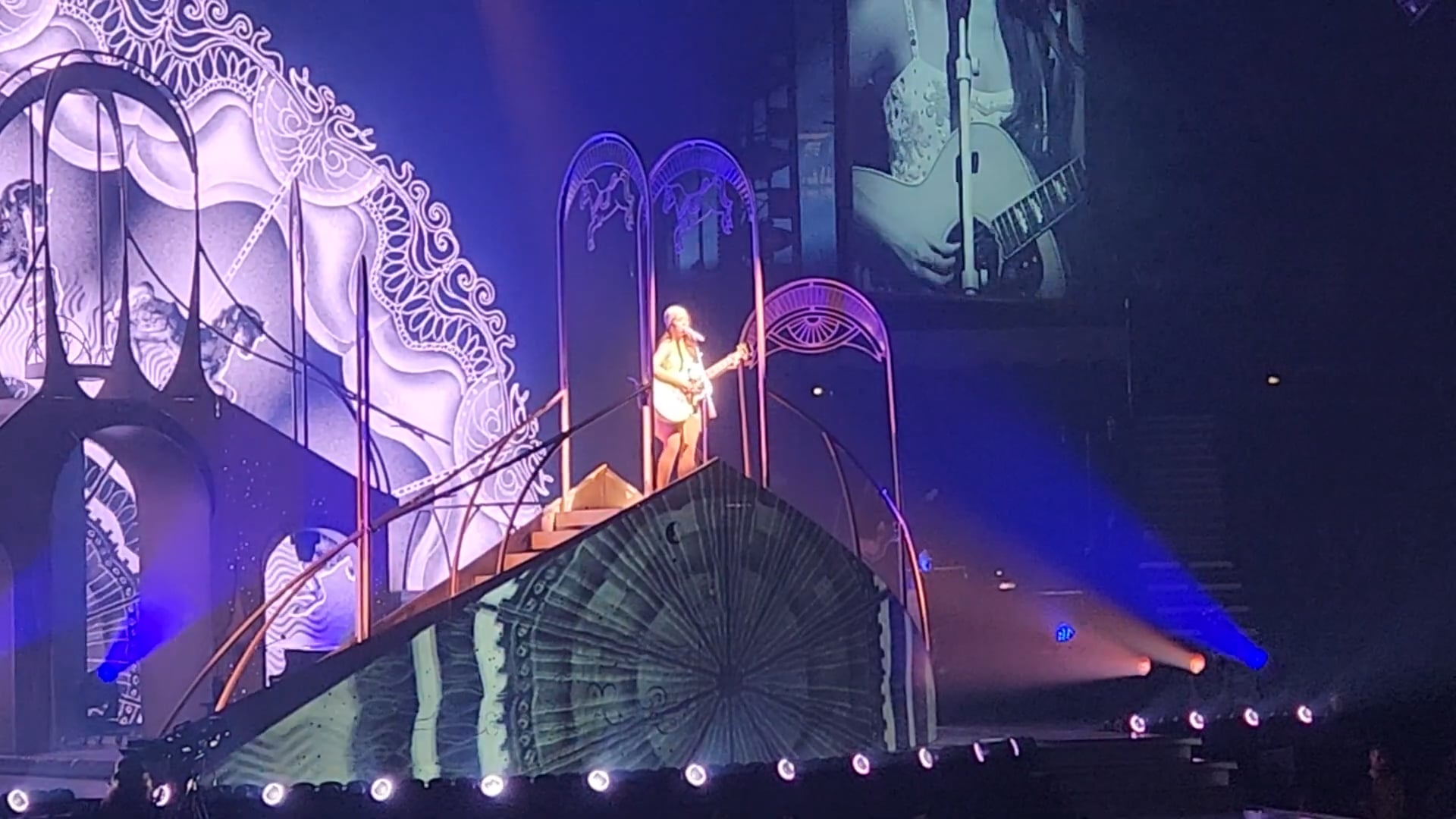 Laufey – Bridgestone Arena, Nashville, TN 2025 (2)
